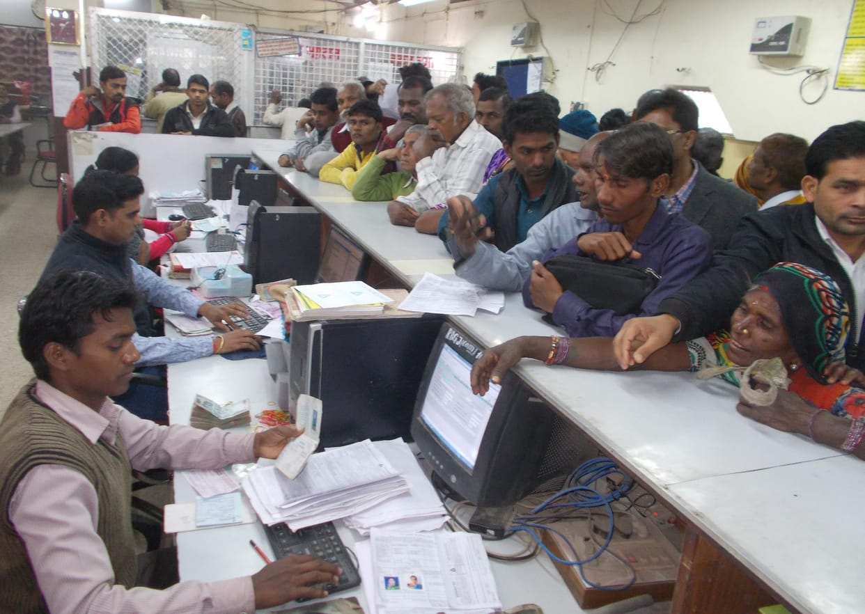Links for hours at banks failed, stalled transactions