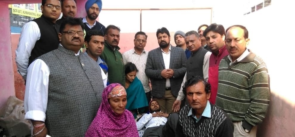 Know why policemen injured himself before the young woman beating