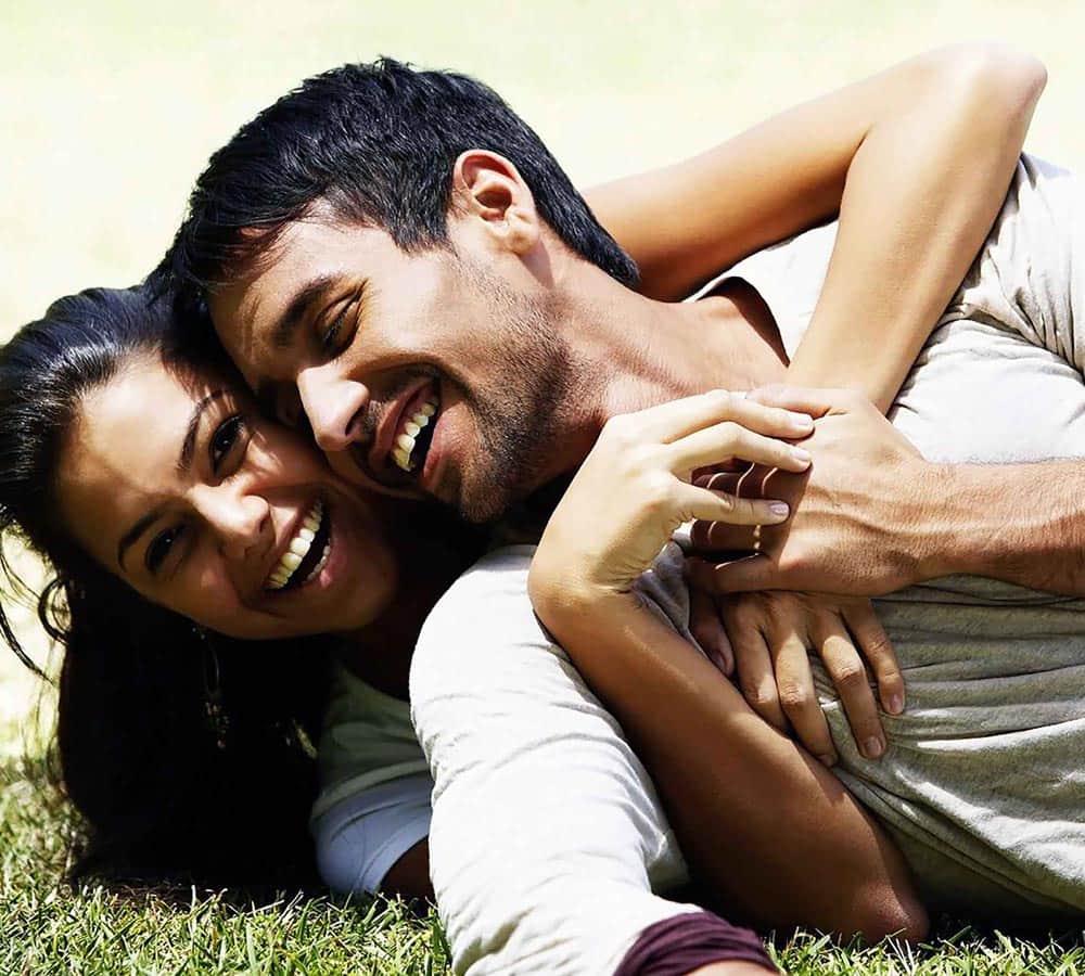 Boys notice these 5 things of a girl when they met first time 