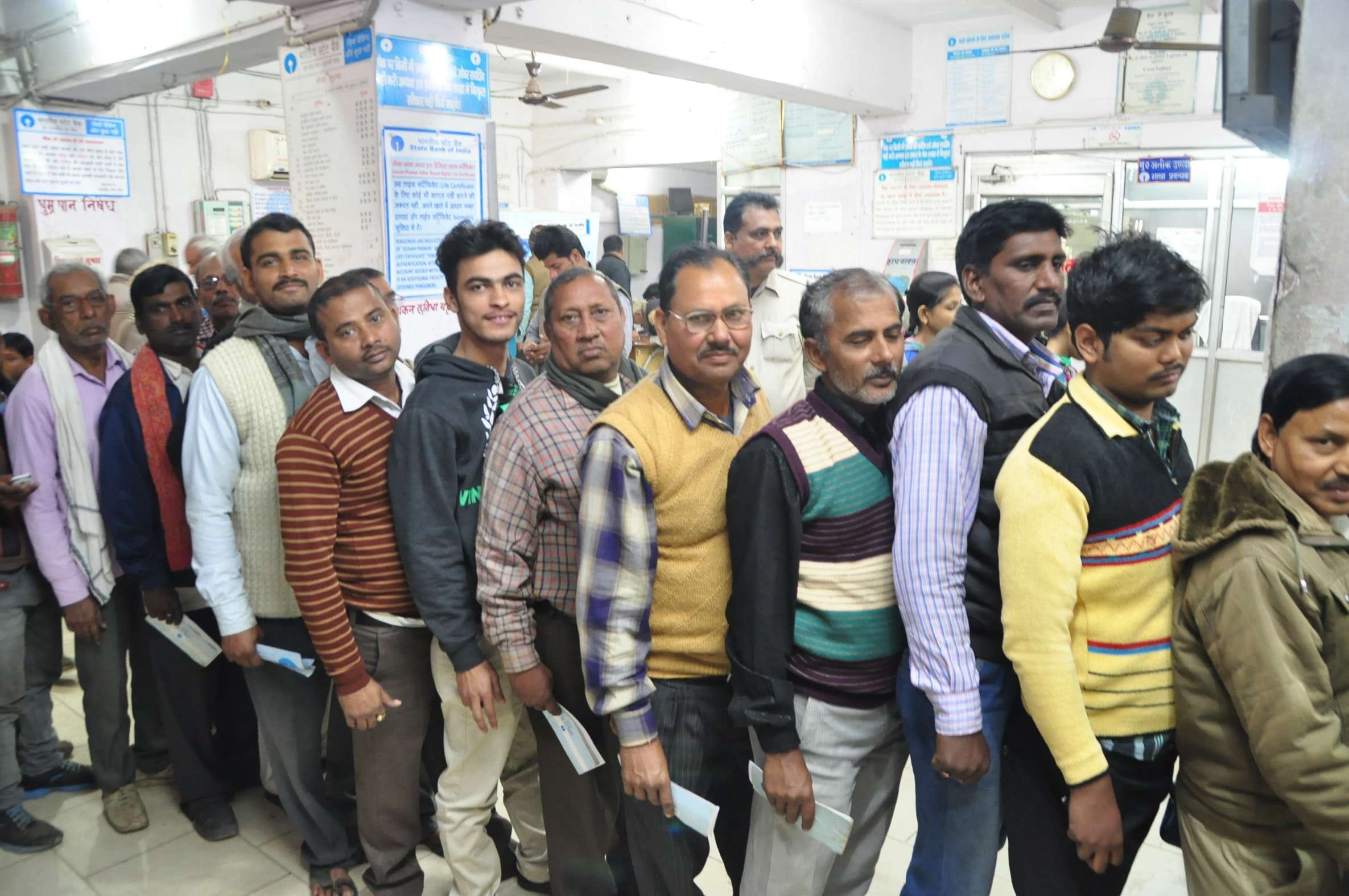 note ban, income tax deptt issued notices to people who have more that 2.5 lakh in account