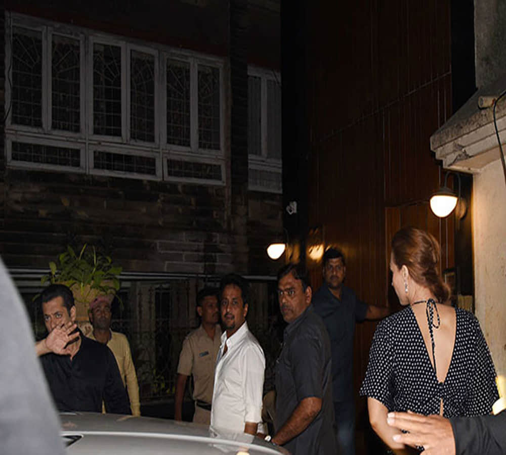 Salman tries to hide his face on being spotted with Iulia Vantur!