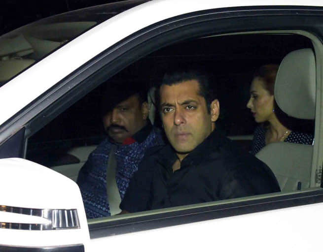 Salman tries to hide his face on being spotted with Iulia Vantur!