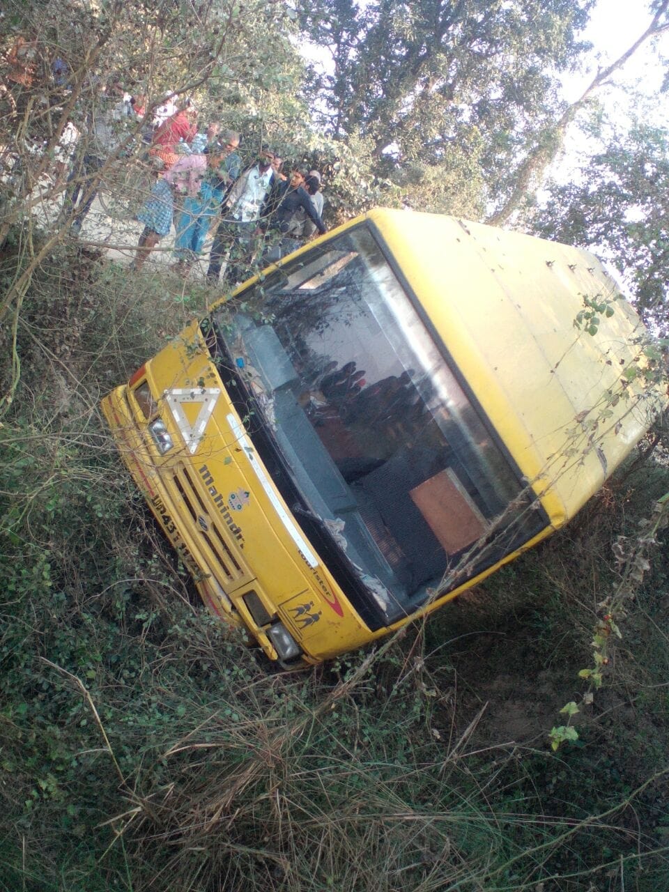 School bus fell into the pit, several injured