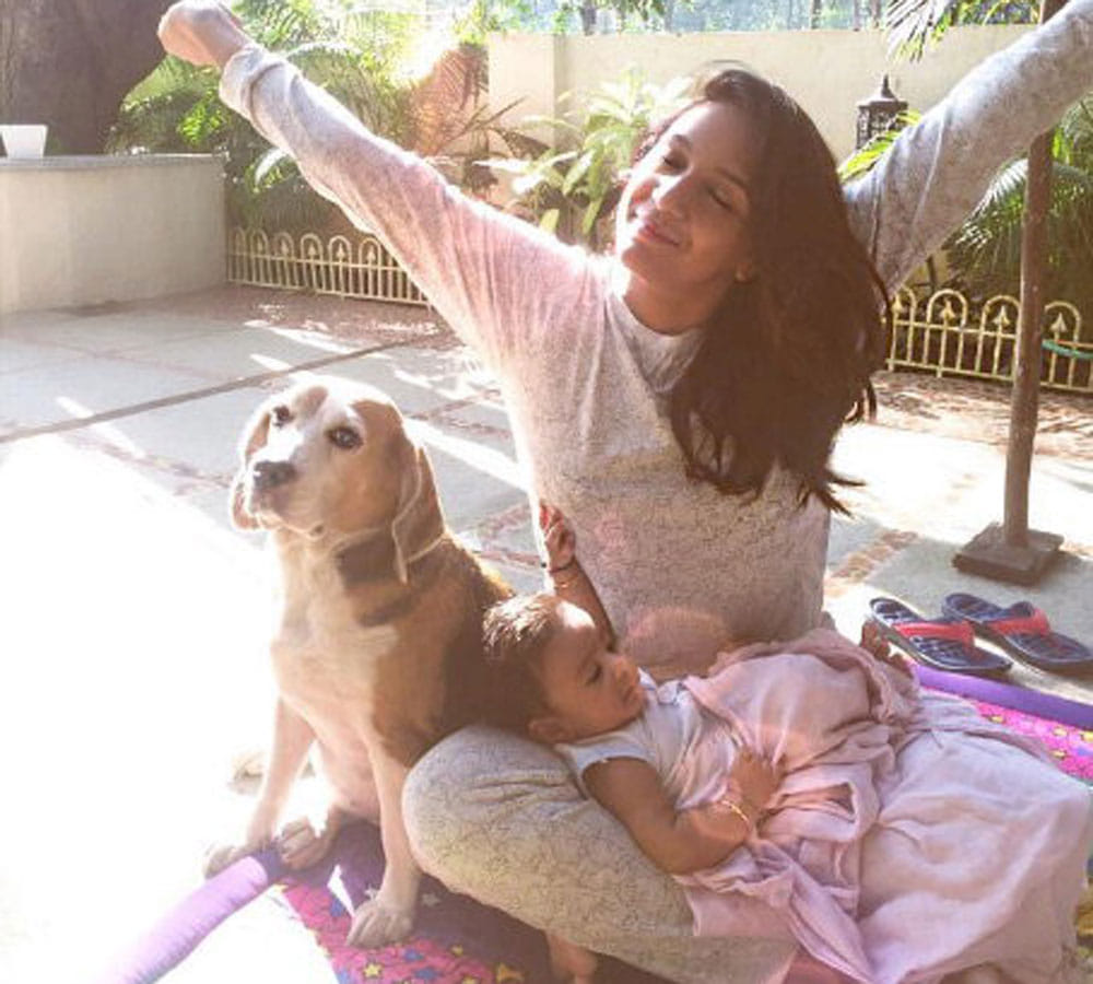shweta salve share her bikini pic with daughter