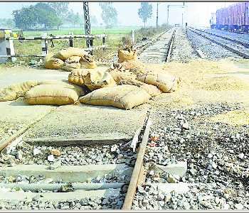 Crossing-hit rice-laden trolley, two-hour standing train