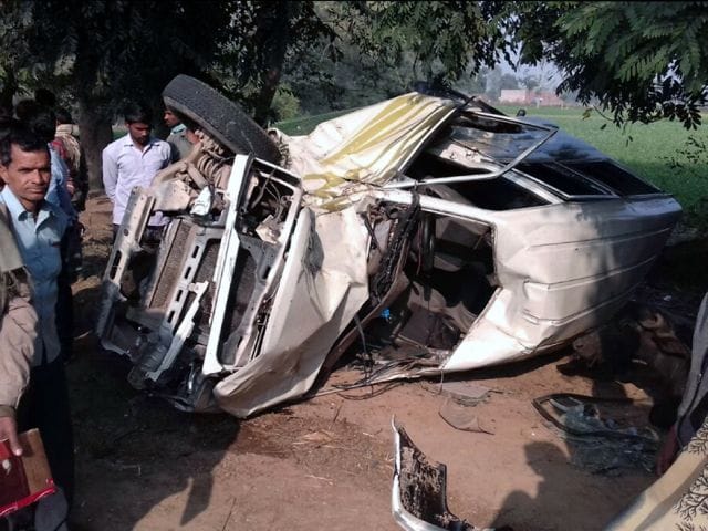 Uncontrolled car crashed into a tree, two injured