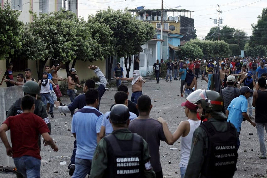 Venezuela delays scrapping 100 bolivar notes