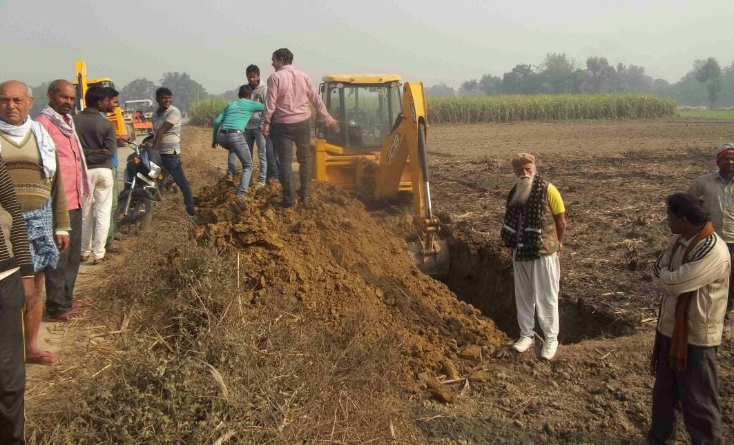 Farmers work Rokwaya Ckmarg