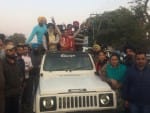 रोपड़ में हाकी खिलाड़ी गुरिंदर सिंह का स्वागत करते लोग। 