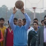 बॉस्केटबॉल खेलते विजय गोयल