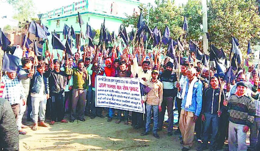 Farmers planted a black flag in homes