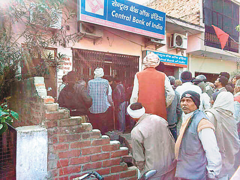 Bank wall fell, a dozen Chuthil