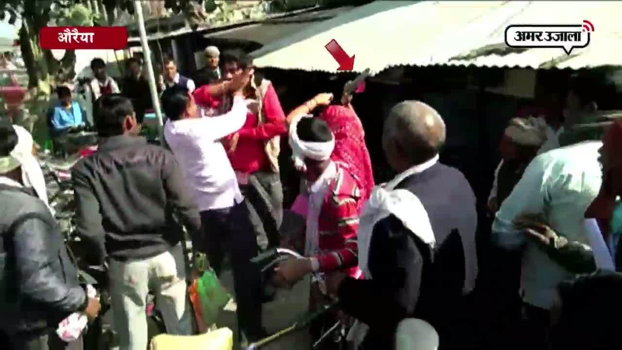 औरैया में बैंक लाइन में महिला से छेड़छाड़