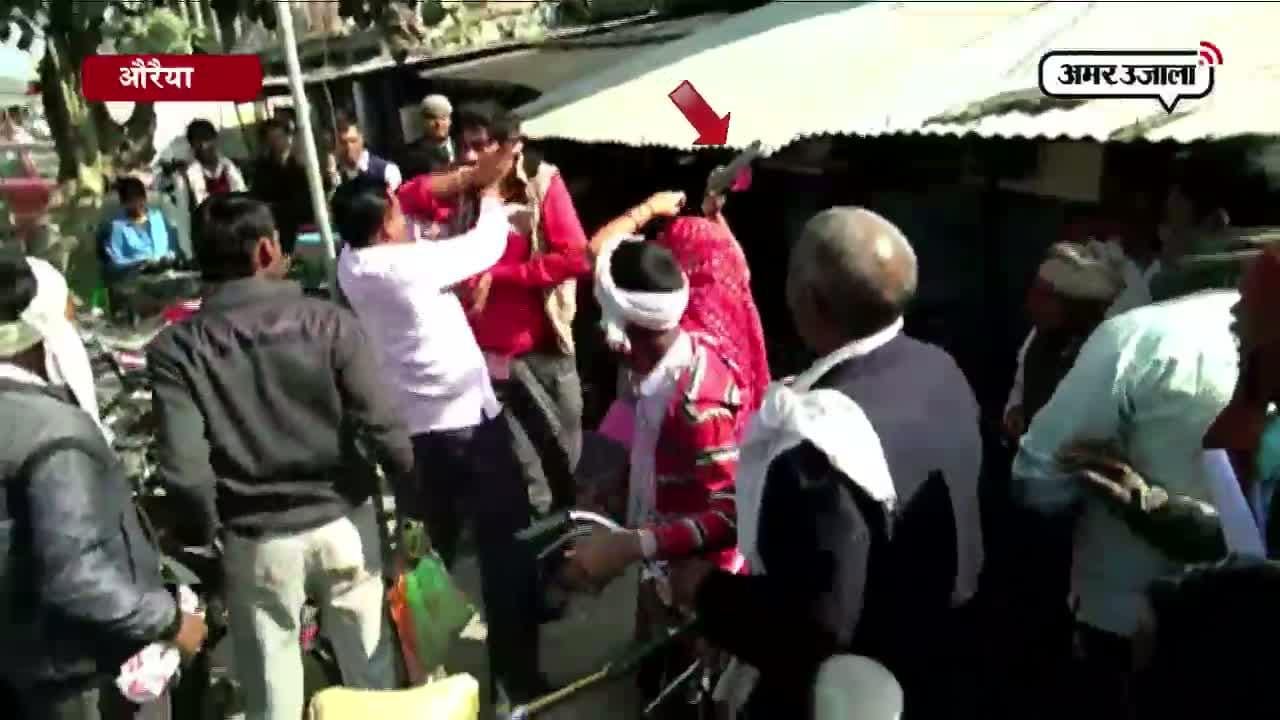 औरैया में बैंक लाइन में महिला से छेड़छाड़