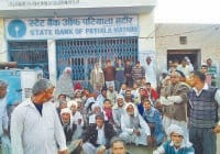 people, angry, lock bank, protest, kaithal