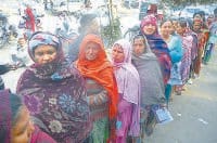 After the open, bank holiday, the crowd began to cash, jind news 