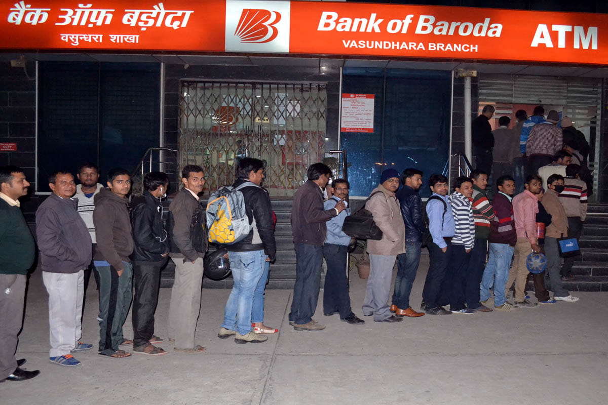 note ban, income tax deptt issued notices to people who have more that 2.5 lakh in account