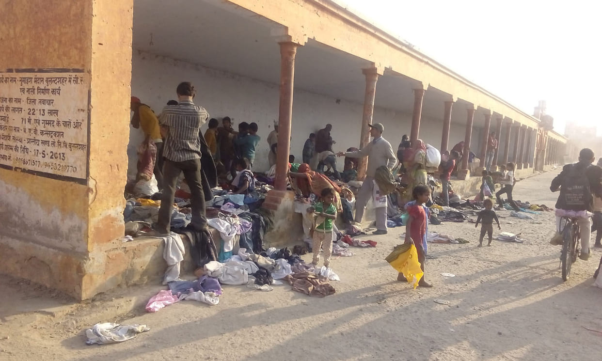 The public donete woolen clothes , oficers throw