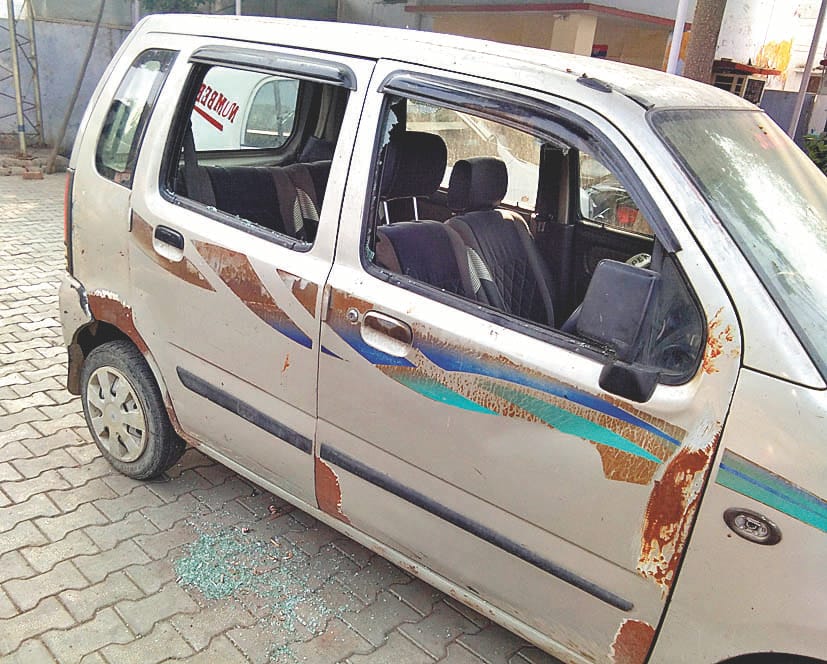 Ruckus alcoholics in Kotwali, broke a car windshield