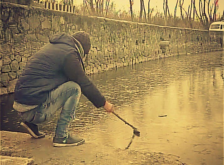 Srinagar's Dal Lake freezes due to cold wave conditions in the region 