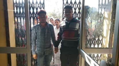 Kannauj: Person deposited 50 and 100 rupee change in bank 