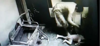 mother beaten child delhi prime news crime news