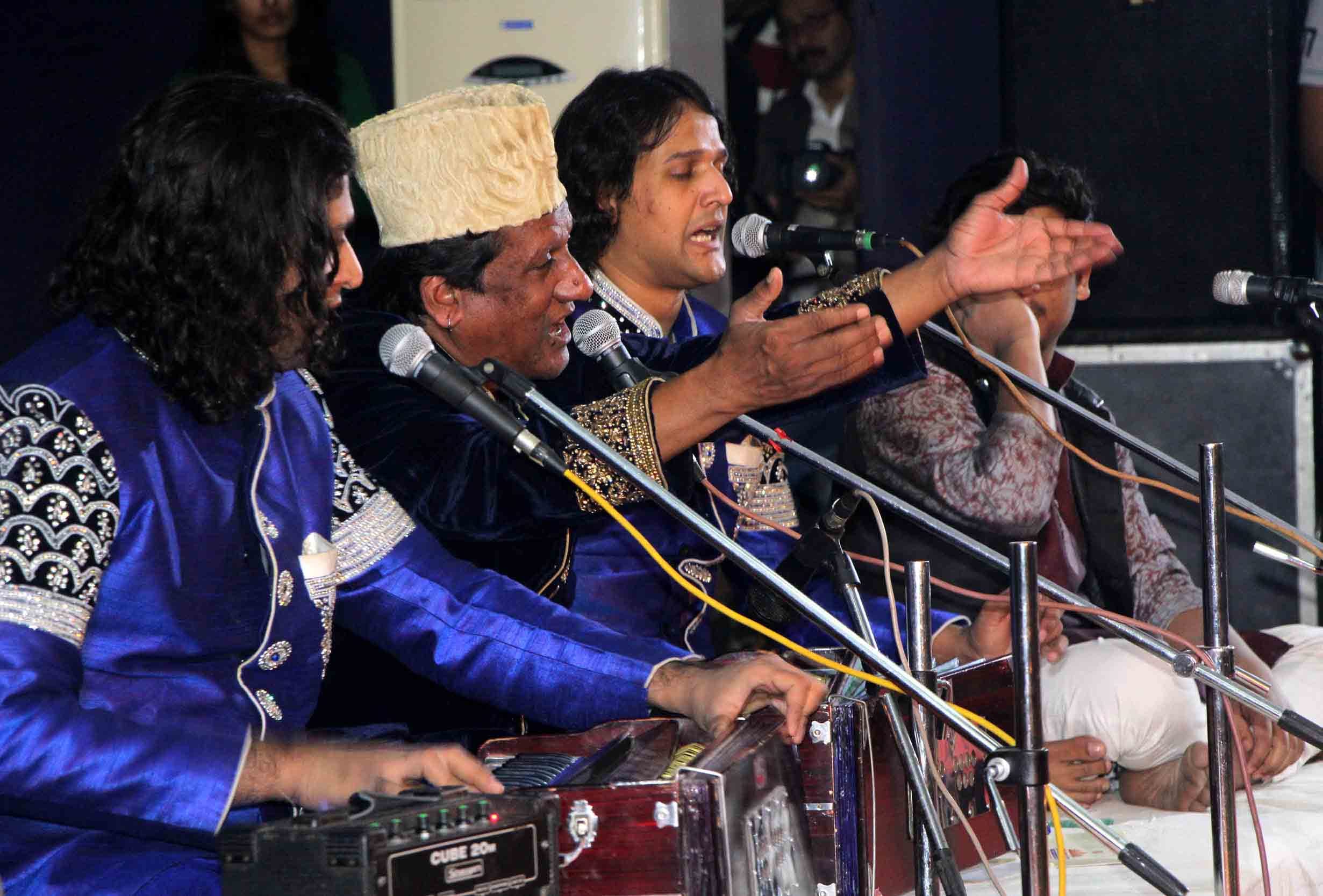 Nizami Brothers Gathered At Taj Mahotsav Audience Danced on Damadam Mast Kalander