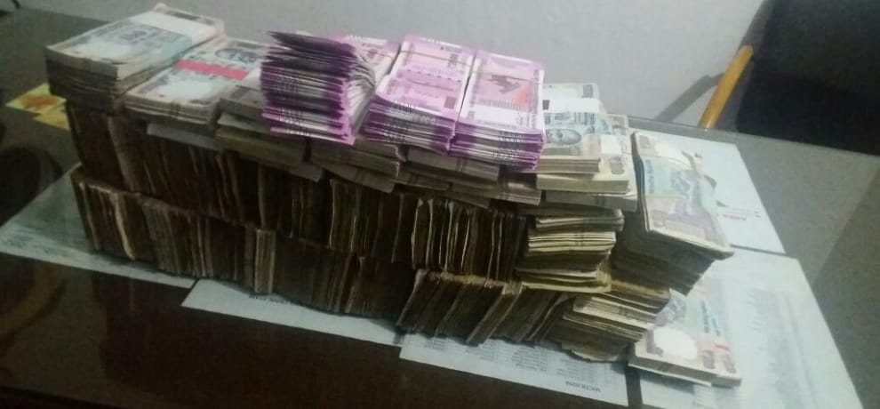 15 lakh rupees new currency seized from gurgaon