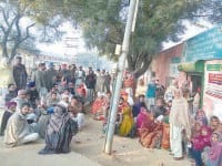 noteban, agitation in badakhera, in front of bank