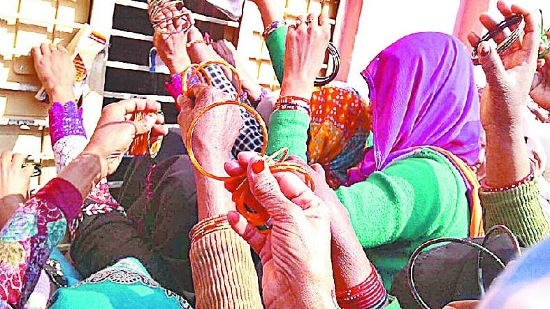 Bank personnel bangles women Fenkin