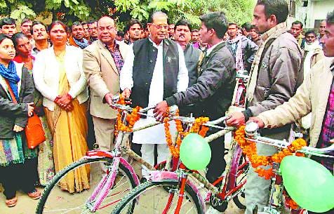 Six hundred and fifty workers distributed bicycles