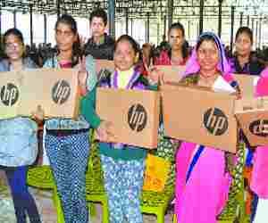 Students receive laptop 