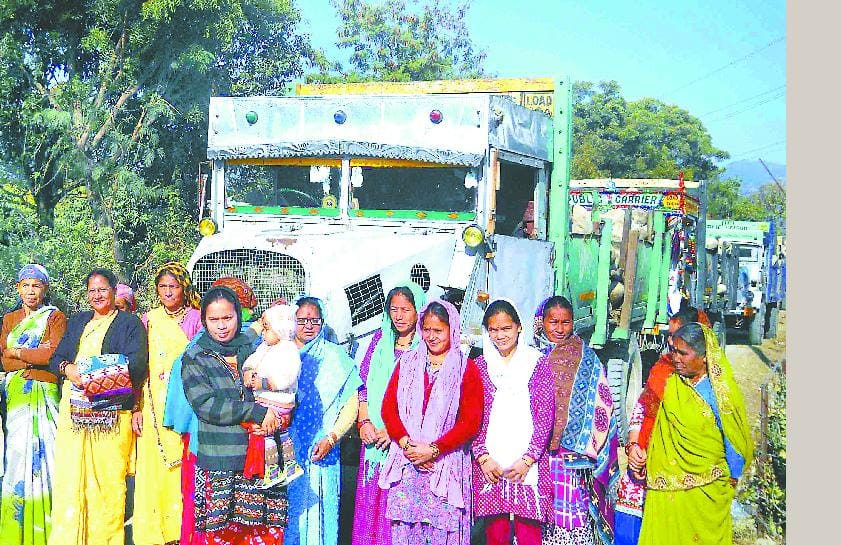 The villagers stopped half hours Naikgot mineral extraction