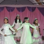 शास्त्रीचौक स्थित क्राइस्ट चर्च मे क्रिसमस पर आयोजित कार्यक्रम मे भाग लेते बच्चे ।