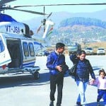नैनीसैनी हवाईपट्टी में हेलीकाप्टर से उतरकर आती डीएम की पत्नी और बच्चा