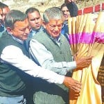 पिथौरागढ़ के मोस्टामानू में मेडिकल कालेज का शिलान्यास करते मुख्यमंत्री हरीश रावत