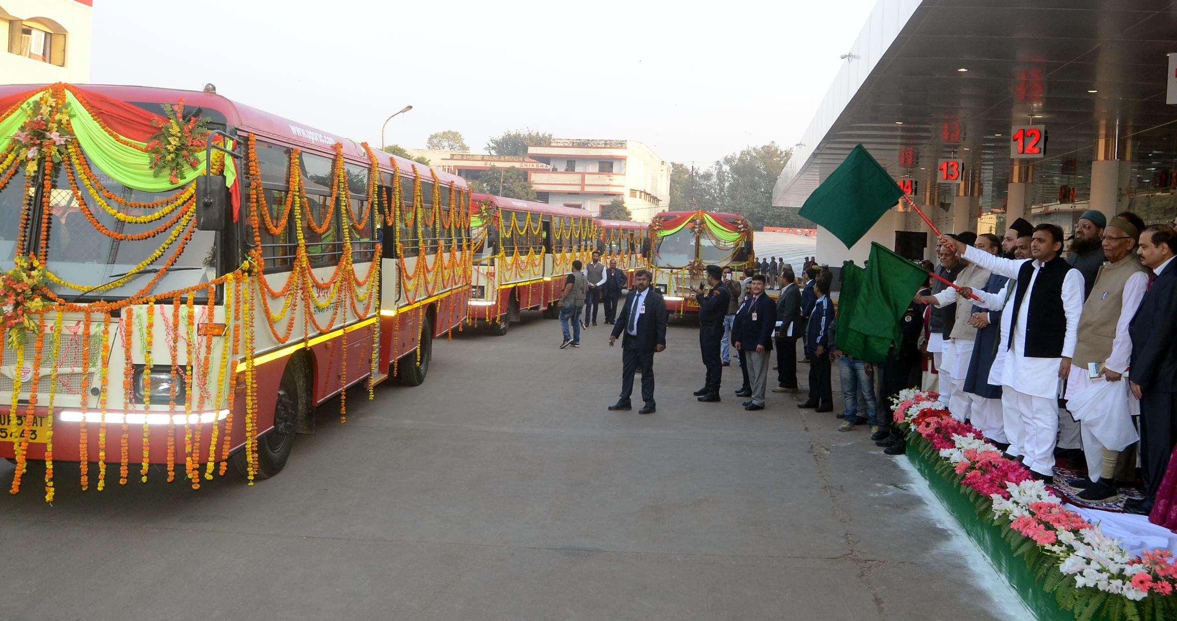  cm akhilesh yadav inaugurated first ac bus stop qaisar bagh