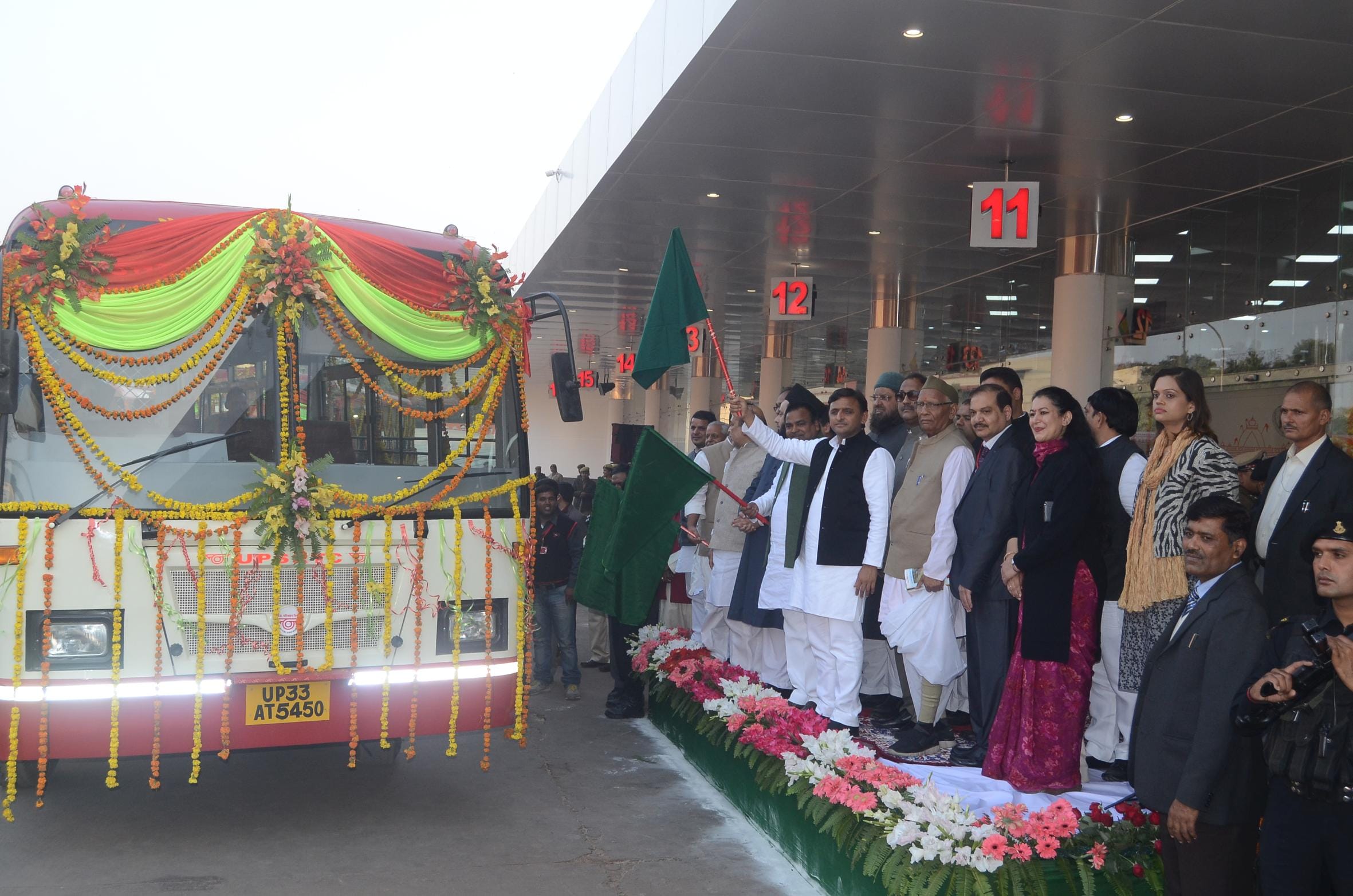  cm akhilesh yadav inaugurated first ac bus stop qaisar bagh