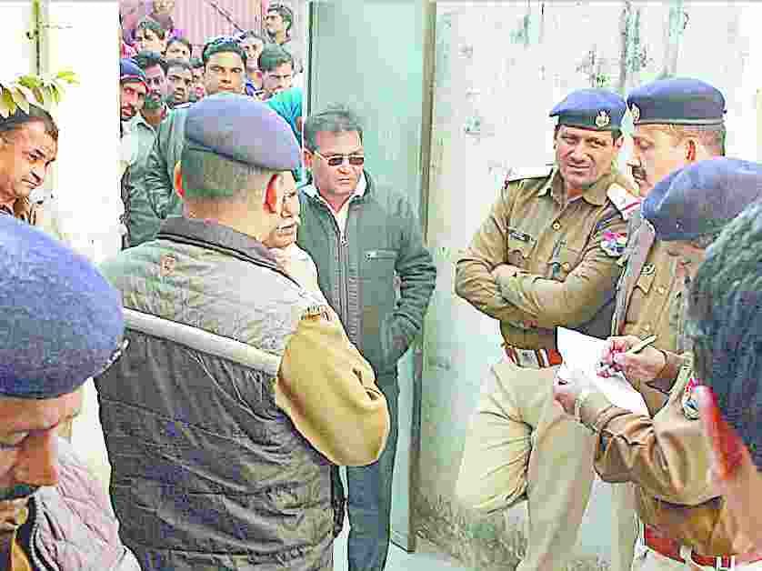 Railway worker killed by cutting the neck with sharp weapons