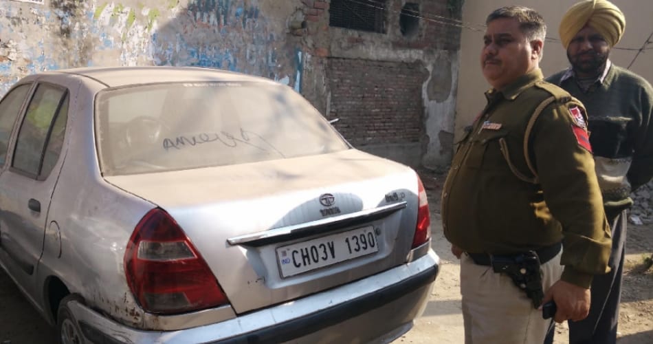 tension in police deptt due to car stand alone at mohali village, doubt of old currency in car