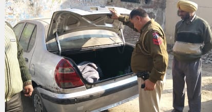 tension in police deptt due to car stand alone at mohali village, doubt of old currency in car