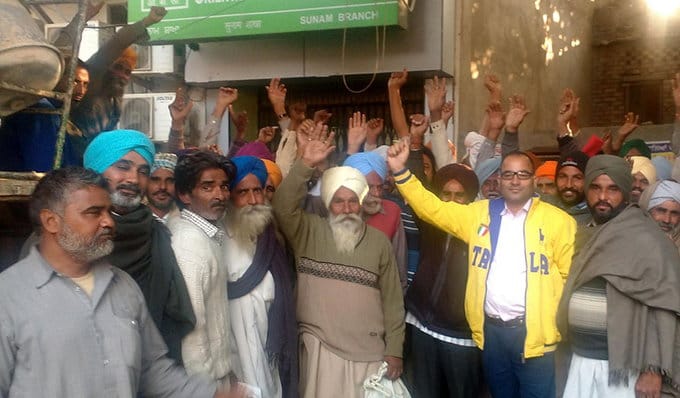 np cash and huge crowd outside atm after note ban, people spend night outside atm