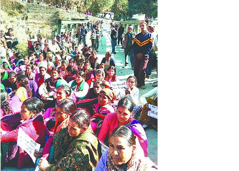 Almora-four hours on the road blocked villagers planted Seragat