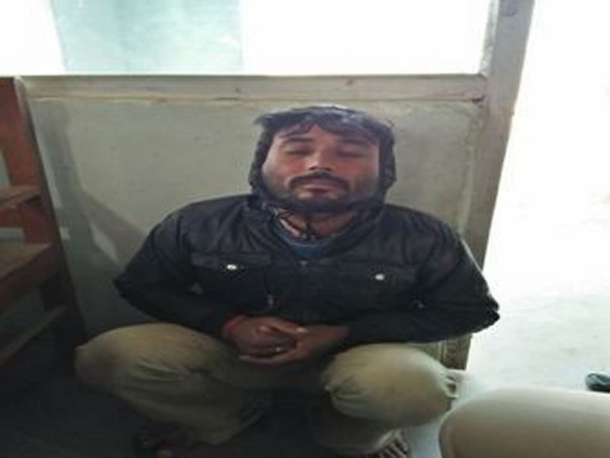 Two constable looted 430 rupees with a labourer