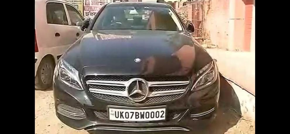 Murder in Mercedes: 17 year old girl shot dead in delhi, case filed against absconding friend
