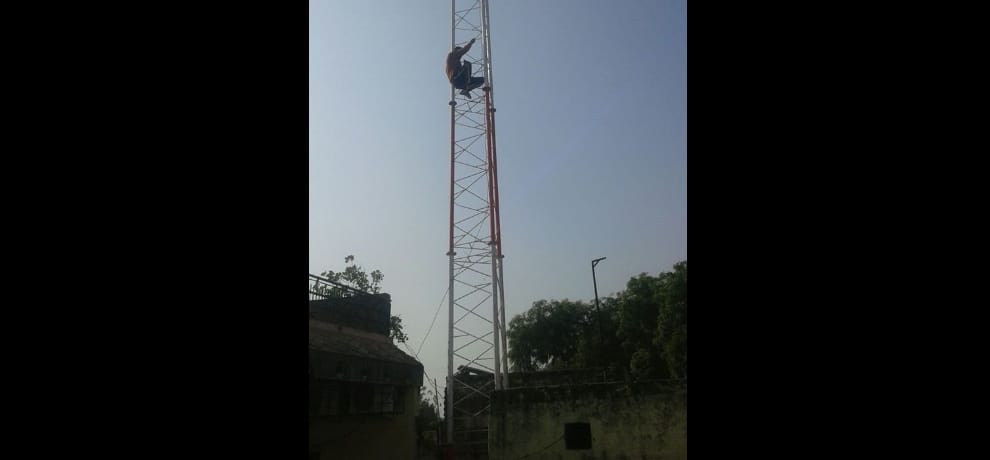 Demonetisation: cash crunch forced a person to climb on mobile tower after bank goes out of cash
