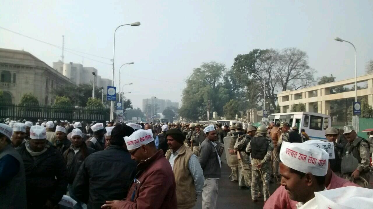 many protesters gethered in lucknow