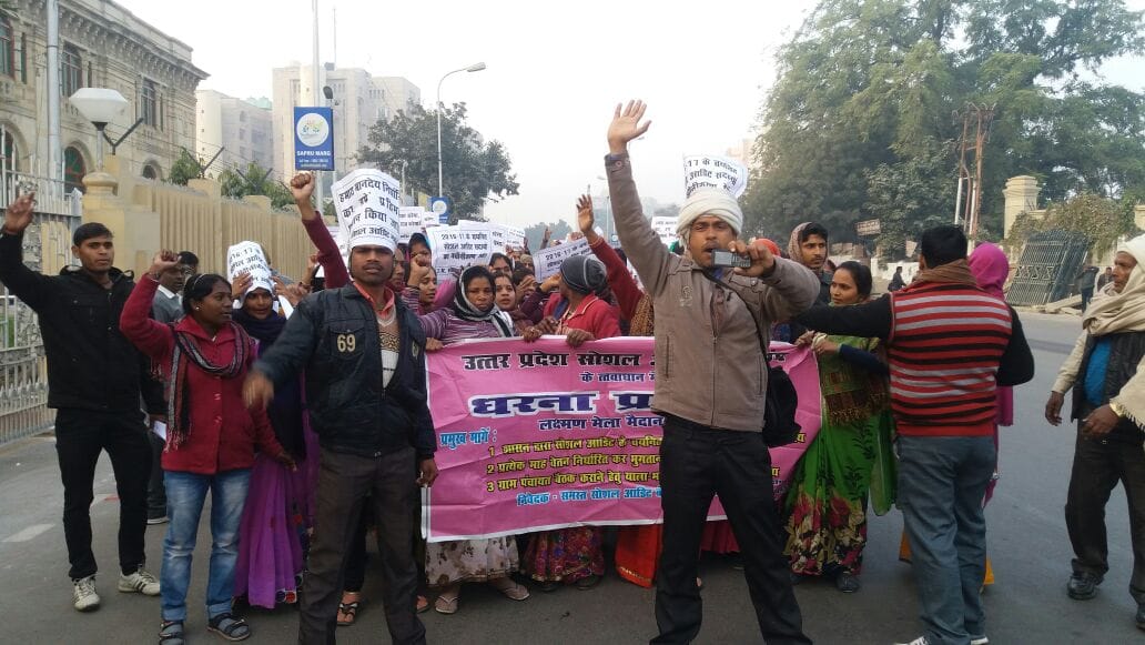 many protesters gethered in lucknow