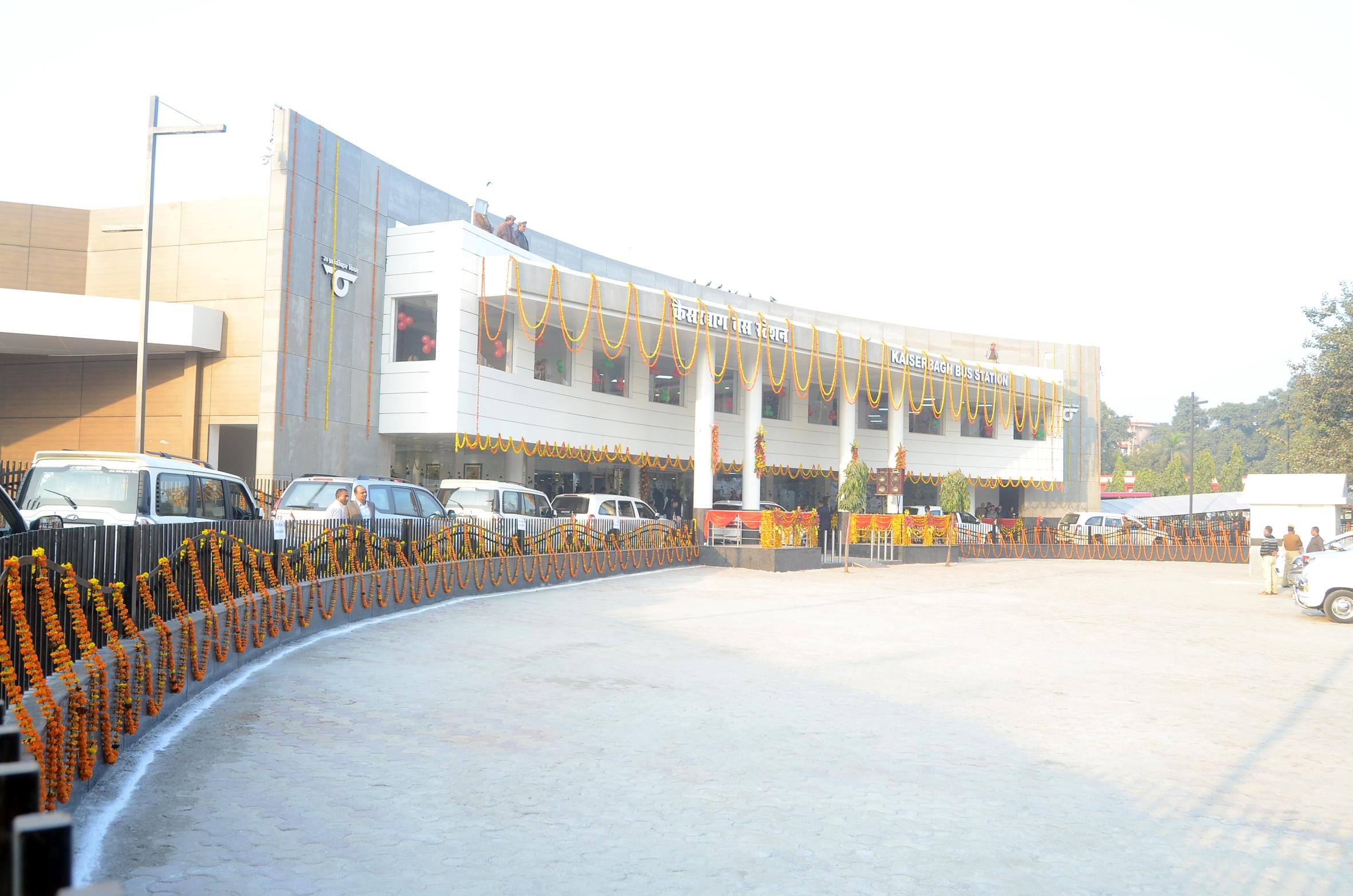  cm akhilesh yadav inaugurated first ac bus stop qaisar bagh