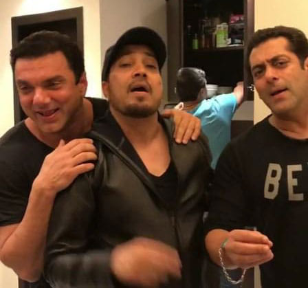 VIDEO: Salman celebrates Sohail's birthday with Iulia and his ex